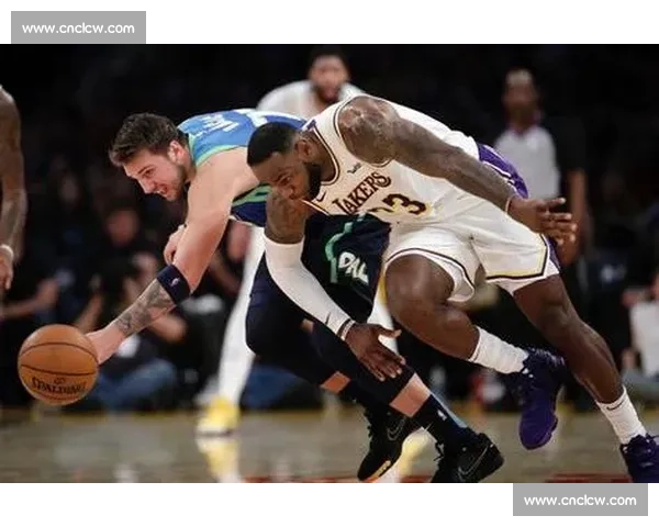 湖人对阵热火全场回放经典对决精彩瞬间解析与战术亮点回顾